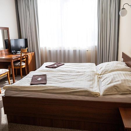 City Hotel B&B, Reception 24 7, 800M Od-From R1, Free Parking Banská Bystrica Eksteriør billede