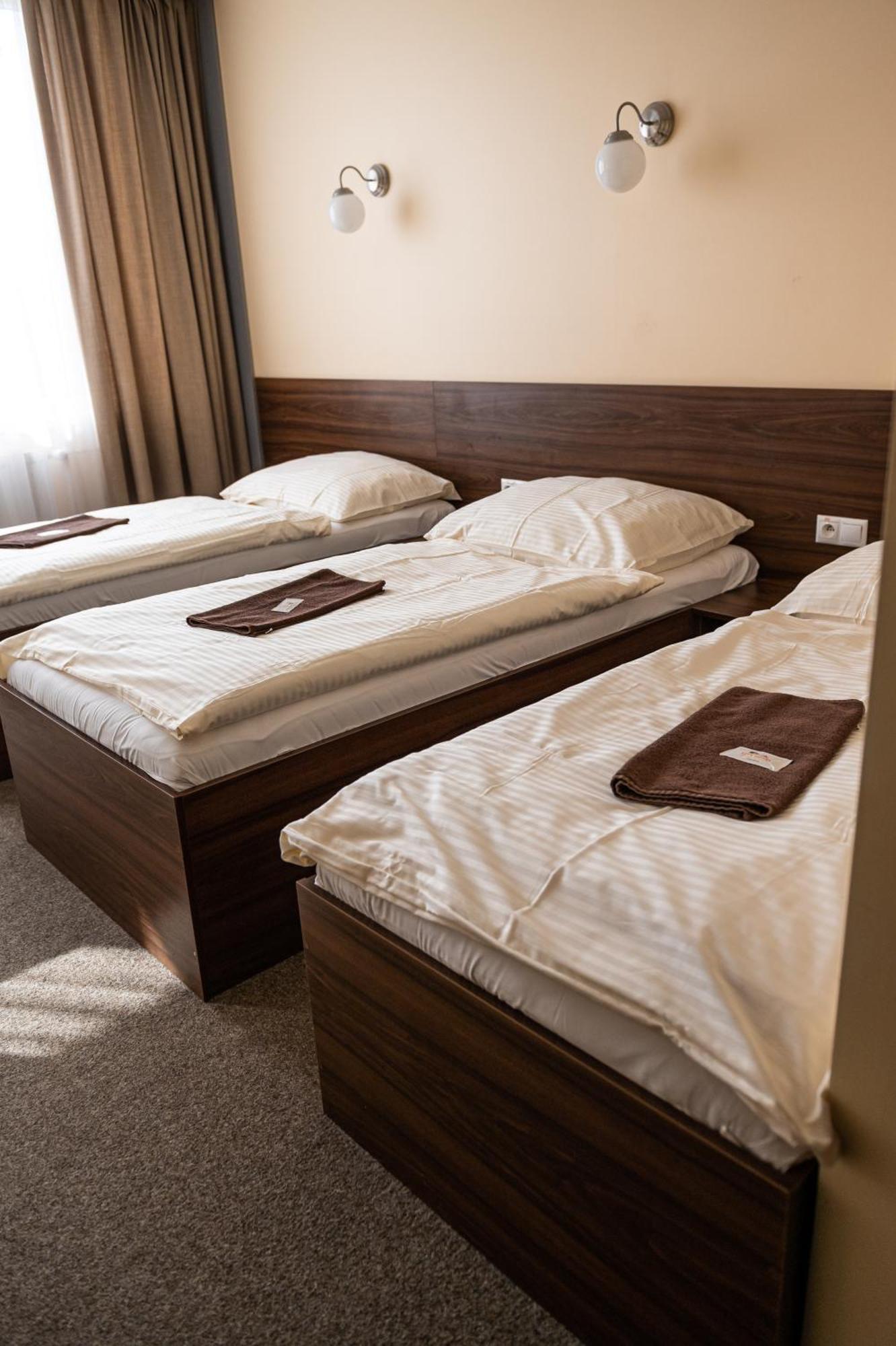 City Hotel B&B, Reception 24 7, 800M Od-From R1, Free Parking Banská Bystrica Eksteriør billede