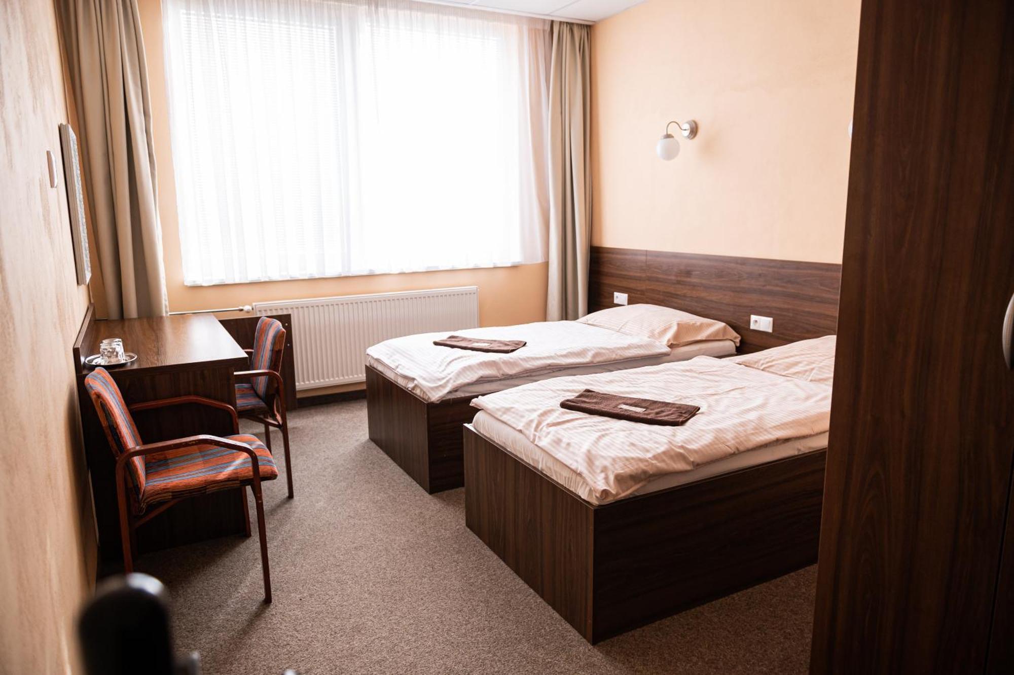 City Hotel B&B, Reception 24 7, 800M Od-From R1, Free Parking Banská Bystrica Eksteriør billede