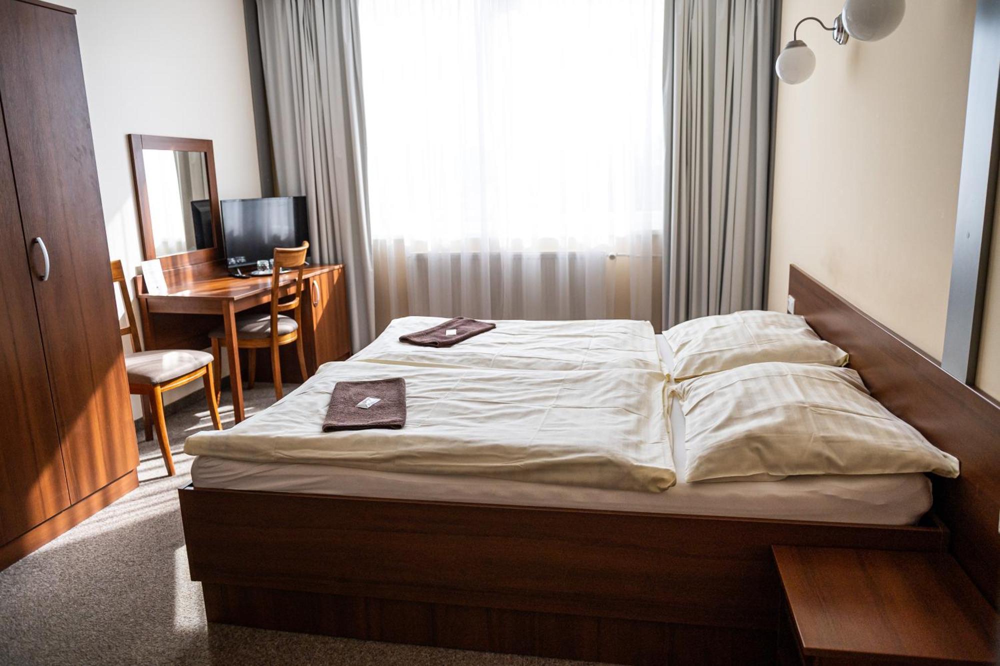 City Hotel B&B, Reception 24 7, 800M Od-From R1, Free Parking Banská Bystrica Eksteriør billede