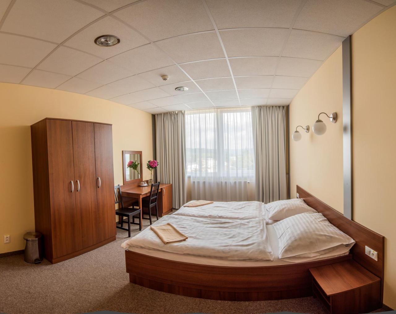 City Hotel B&B, Reception 24 7, 800M Od-From R1, Free Parking Banská Bystrica Eksteriør billede
