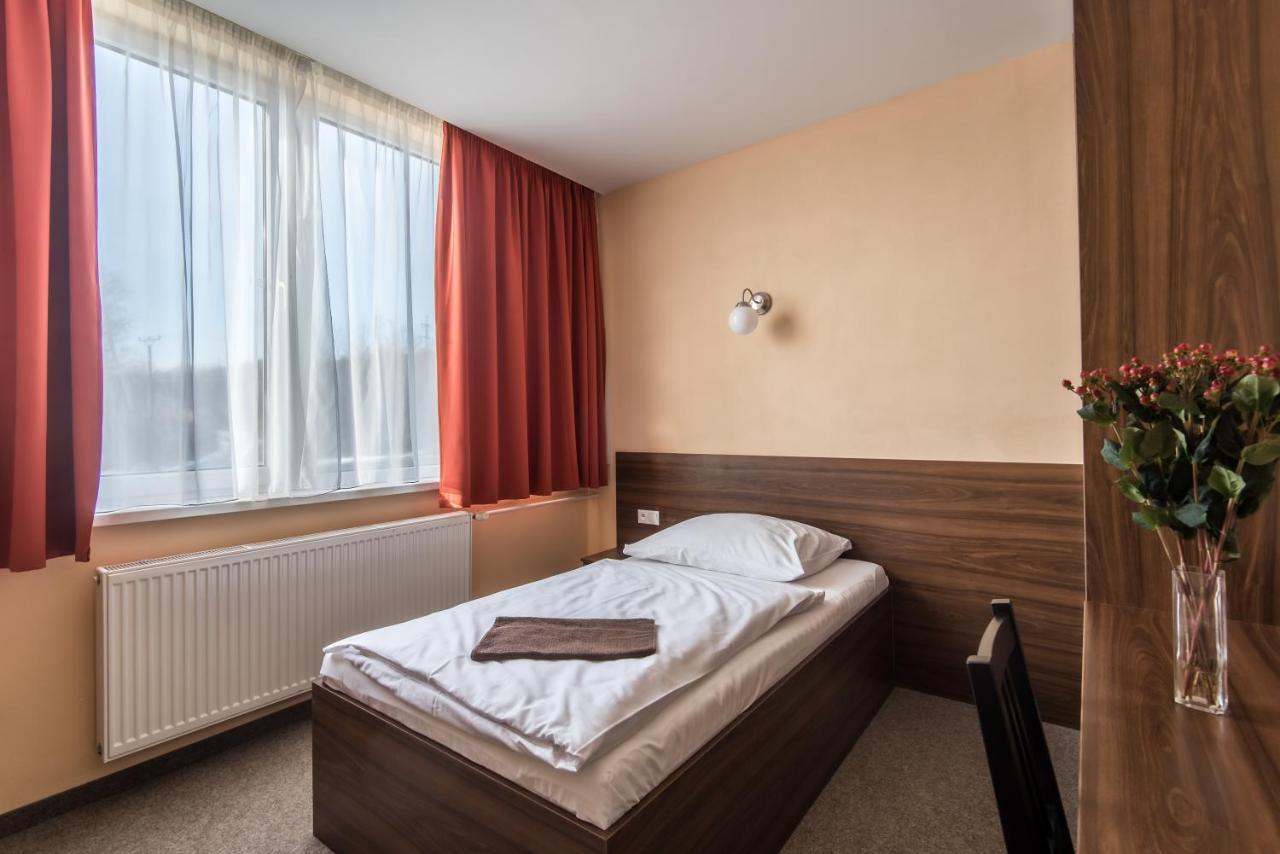 City Hotel B&B, Reception 24 7, 800M Od-From R1, Free Parking Banská Bystrica Eksteriør billede