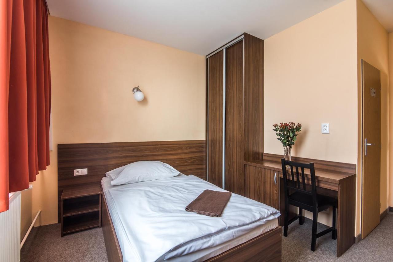City Hotel B&B, Reception 24 7, 800M Od-From R1, Free Parking Banská Bystrica Eksteriør billede